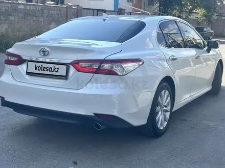 Toyota Camry 2018 года за 11 750 000 тг. в Алматы – фото 14