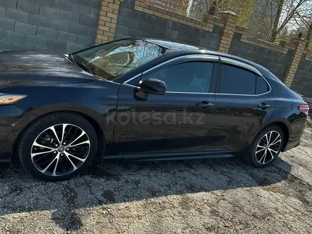 Toyota Camry 2017 года за 9 800 000 тг. в Актобе – фото 3