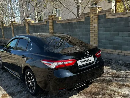 Toyota Camry 2017 года за 9 800 000 тг. в Актобе
