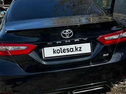 Toyota Camry 2017 года за 9 800 000 тг. в Актобе – фото 5