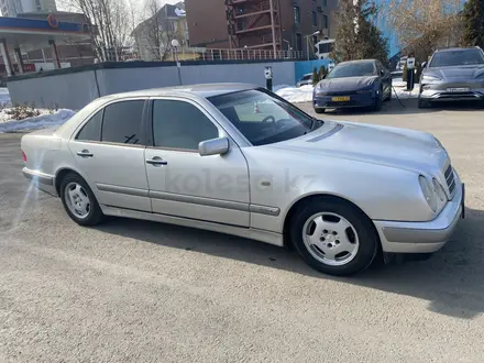 Mercedes-Benz E 240 1998 года за 2 300 000 тг. в Алматы – фото 3