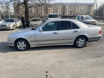 Mercedes-Benz E 240 1998 года за 2 300 000 тг. в Алматы – фото 4