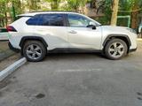 Toyota RAV4 2020 года за 15 900 000 тг. в Отеген-Батыр – фото 4