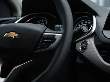 Chevrolet Onix Premier 1 2026 года за 7 990 000 тг. в Актобе – фото 5