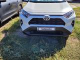 Toyota RAV4 2022 года за 18 500 000 тг. в Уральск – фото 2