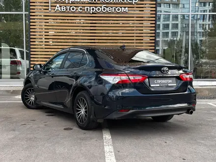 Toyota Camry 2019 года за 10 250 000 тг. в Астана – фото 2