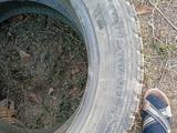 Резина 215/55/17 в хорошем состоянии пара за 30 000 тг. в Шамалган – фото 3