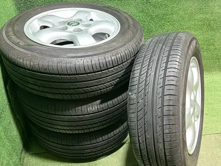 Оригинальный диск с шинами Yokohama Advan 195/65 R15 Nissan за 170 000 тг. в Алматы – фото 3