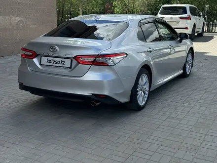 Toyota Camry 2018 года за 14 500 000 тг. в Астана – фото 2