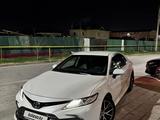 Toyota Camry 2021 года за 14 700 000 тг. в Шымкент – фото 2