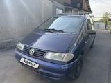 Volkswagen Sharan 1999 года за 1 400 000 тг. в Алматы