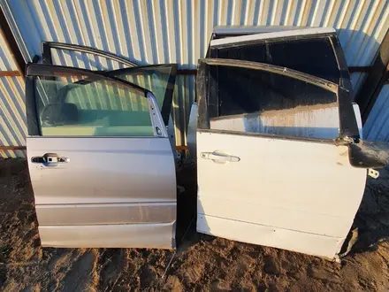 Двери Toyota Estima за 50 000 тг. в Атырау
