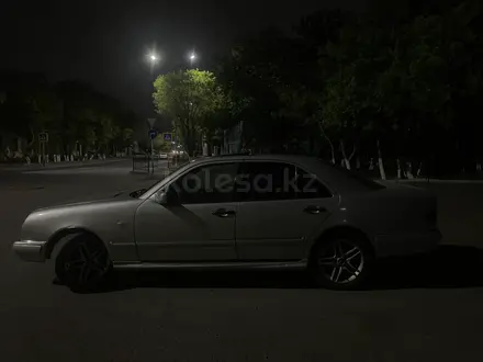 Mercedes-Benz E 230 1995 года за 2 000 000 тг. в Астана – фото 4