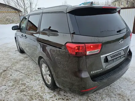 Kia Carnival 2015 года за 13 900 000 тг. в Актобе – фото 5