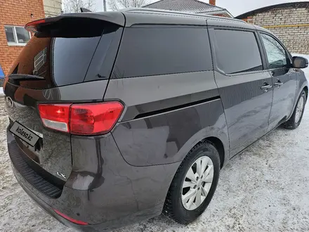 Kia Carnival 2015 года за 13 900 000 тг. в Актобе – фото 6