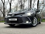 Toyota Camry 2021 года за 15 500 000 тг. в Алматы – фото 3