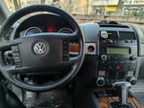 Volkswagen Touareg 2008 года за 6 800 000 тг. в Алматы – фото 5