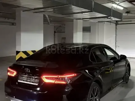 Toyota Camry 2021 года за 15 300 000 тг. в Атырау – фото 2