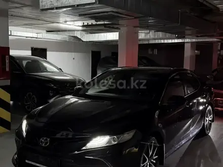 Toyota Camry 2021 года за 15 300 000 тг. в Атырау