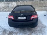 Toyota Camry 2011 года за 5 100 000 тг. в Актобе – фото 2