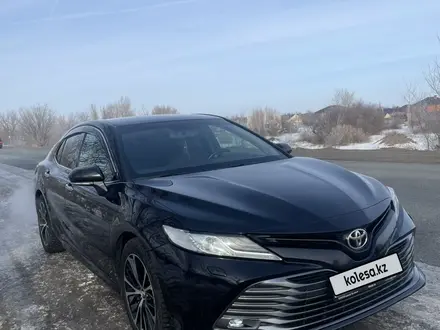 Toyota Camry 2018 года за 13 500 000 тг. в Уральск – фото 2