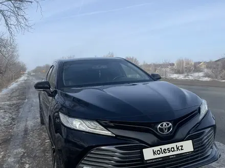 Toyota Camry 2018 года за 13 500 000 тг. в Уральск – фото 3