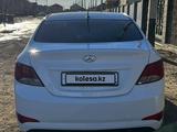 Hyundai Solaris 2015 года за 3 550 000 тг. в Актобе – фото 4