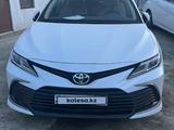 Toyota Camry 2022 года за 14 200 000 тг. в Астана – фото 2