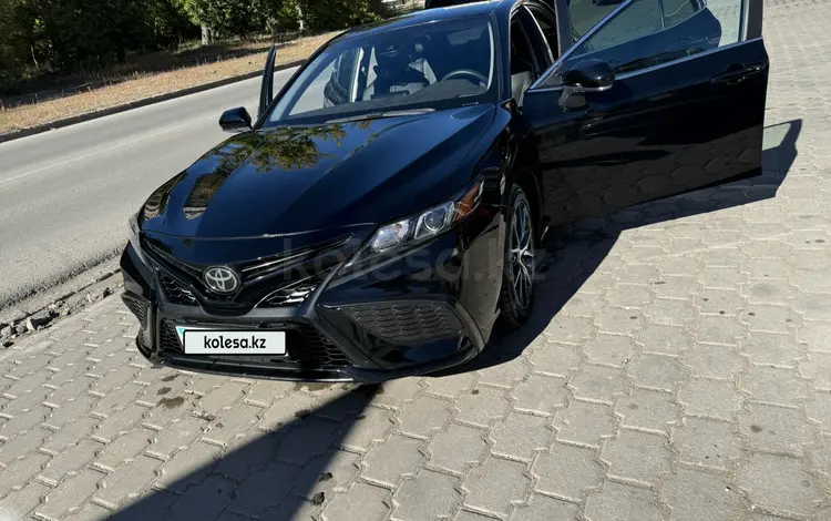 Toyota Camry 2022 года за 13 000 000 тг. в Караганда