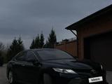 Toyota Camry 2018 года за 18 000 000 тг. в Семей – фото 2