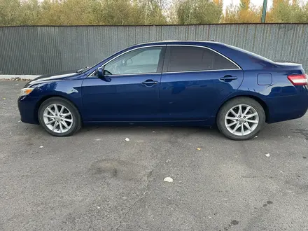 Toyota Camry 2010 года за 7 300 000 тг. в Уральск – фото 2