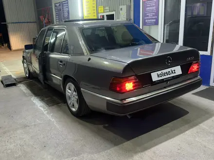 Mercedes-Benz E 230 1993 года за 1 350 000 тг. в Алматы – фото 2