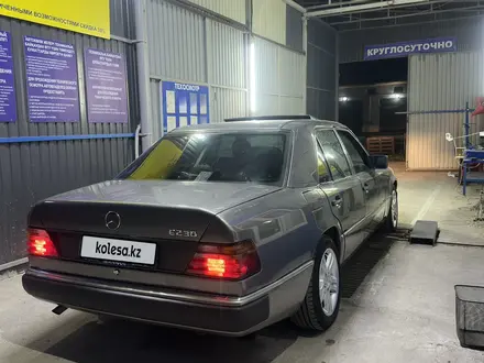 Mercedes-Benz E 230 1993 года за 1 350 000 тг. в Алматы – фото 3