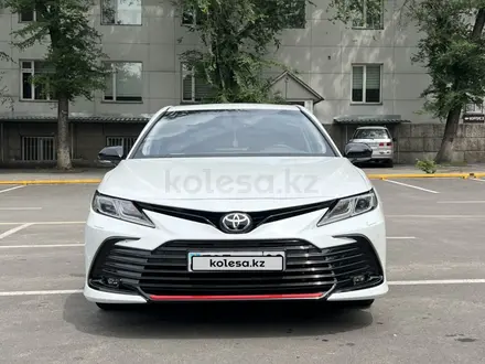 Toyota Camry 2021 года за 13 000 000 тг. в Алматы – фото 2