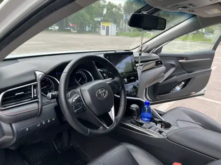 Toyota Camry 2021 года за 13 000 000 тг. в Алматы – фото 11