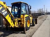 Komatsu  WB93R-5 2006 года за 13 000 000 тг. в Алматы