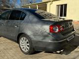 Volkswagen Passat 2005 года за 2 500 000 тг. в Уральск – фото 4