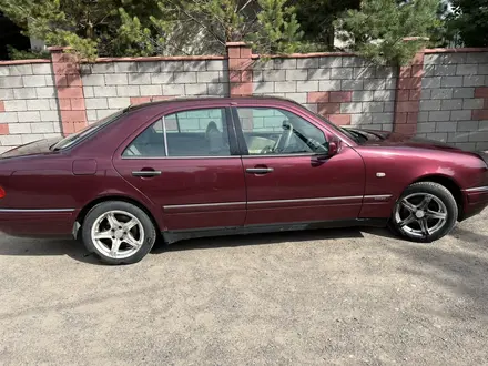 Mercedes-Benz E 230 1997 года за 2 450 000 тг. в Алматы – фото 4
