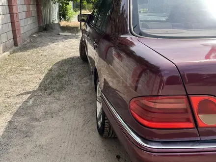 Mercedes-Benz E 230 1997 года за 2 450 000 тг. в Алматы – фото 8