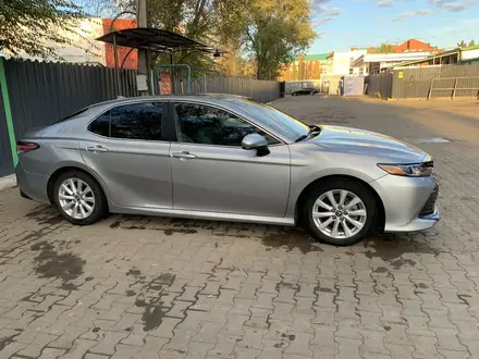 Toyota Camry 2019 года за 11 111 111 тг. в Уральск – фото 2