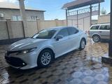 Toyota Camry 2019 года за 13 500 000 тг. в Шымкент – фото 2