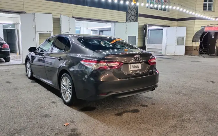 Toyota Camry 2018 года за 9 000 000 тг. в Тараз