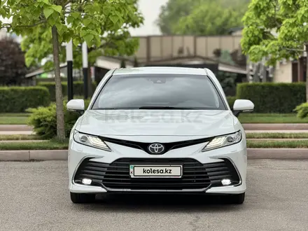 Toyota Camry 2022 года за 17 900 000 тг. в Алматы – фото 2