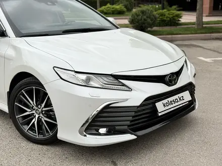 Toyota Camry 2022 года за 17 900 000 тг. в Алматы – фото 4