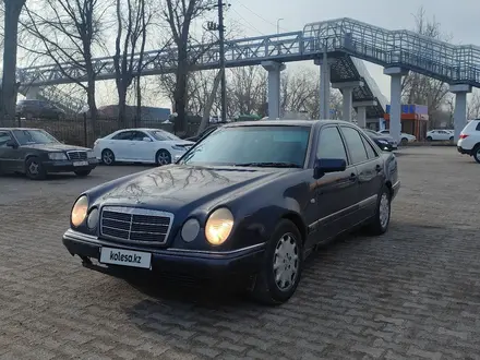 Mercedes-Benz E 230 1997 года за 2 000 000 тг. в Алматы