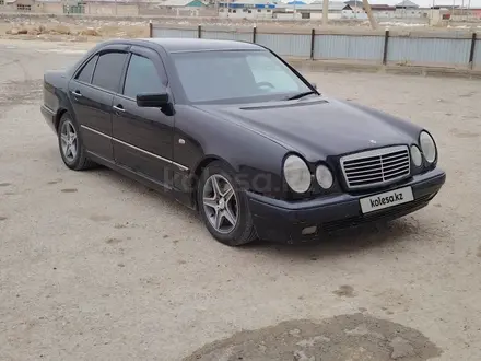 Mercedes-Benz E 280 1997 года за 2 200 000 тг. в Жанаозен – фото 3