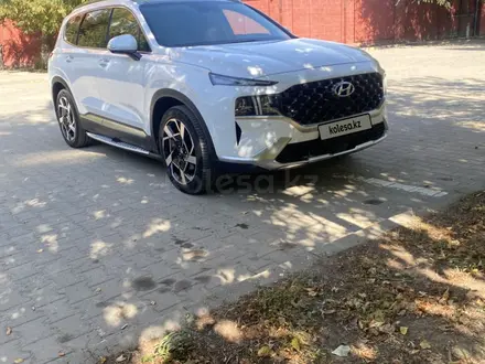 Hyundai Santa Fe 2022 года за 18 000 000 тг. в Актобе
