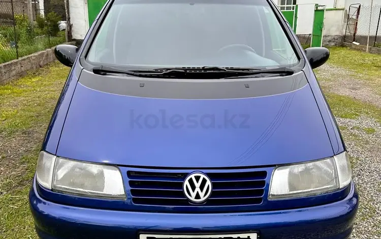 Volkswagen Sharan 1995 годаүшін4 300 000 тг. в Алматы