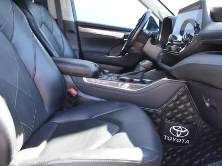 Toyota Highlander 2023 года за 29 600 000 тг. в Атырау – фото 14