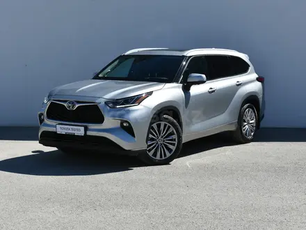 Toyota Highlander 2023 года за 29 600 000 тг. в Атырау
